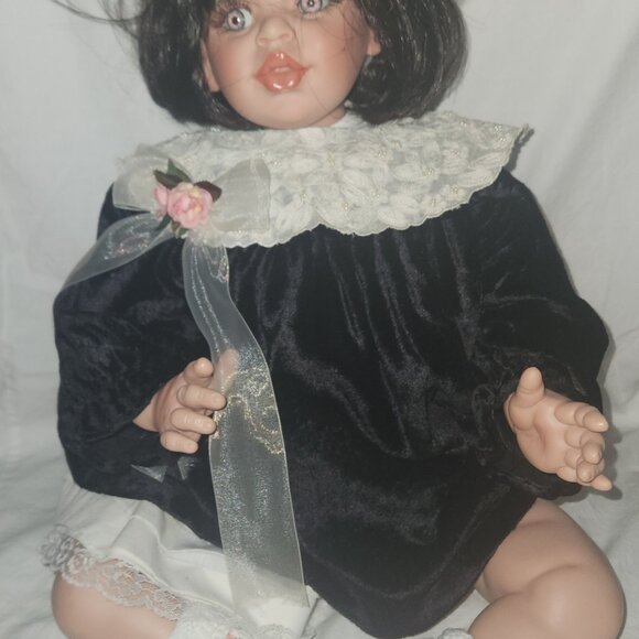 Vintage Fayzah Spanos Design @1996 24" Vinyl & Cloth Doll - Picture 1 of 11